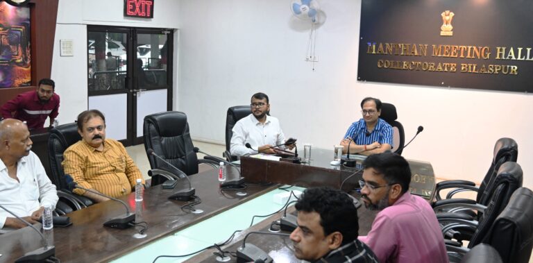 विकासखंड मुख्यालयों में पहुंचकर कलेक्टर कर रहे खेती बाड़ी और किसान कल्याण से जुड़े मामलों की समीक्षा