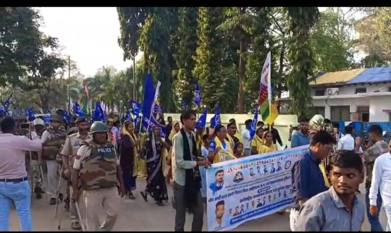 सरकार सबको एक रंग में रंगना चाहती है। जो उनके रंग में रंगना नहीं चाहते हैं उन्हें दमनात्मक कार्रवाई झेलना पड़ रहा है